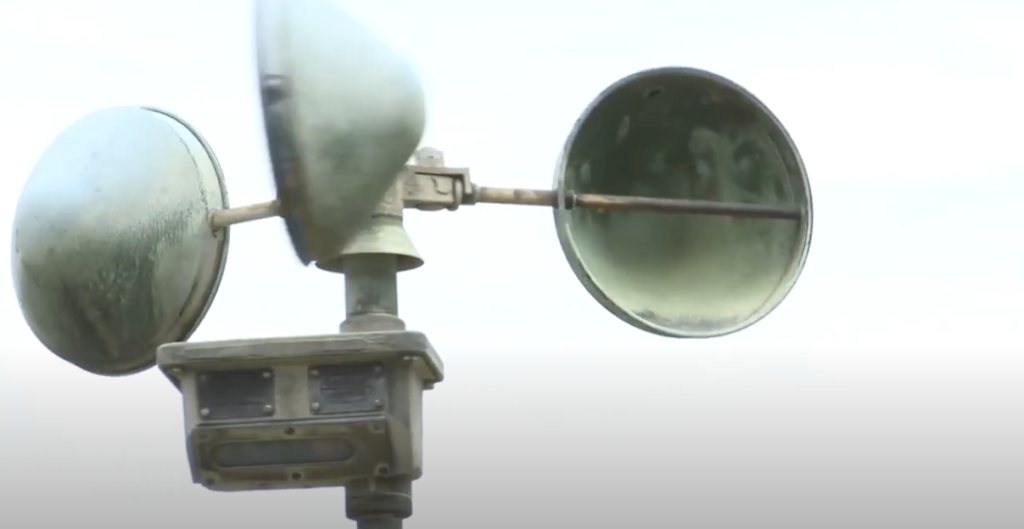 Anemometer with three rotating wheels